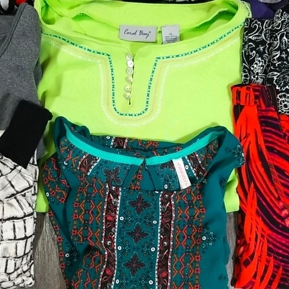 Closet Clearout Lot of 9 Tops - Picture 14 of 15